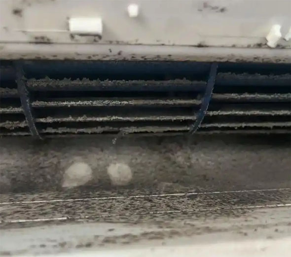 陆良空调吹的风有股烧焦味是怎么回事